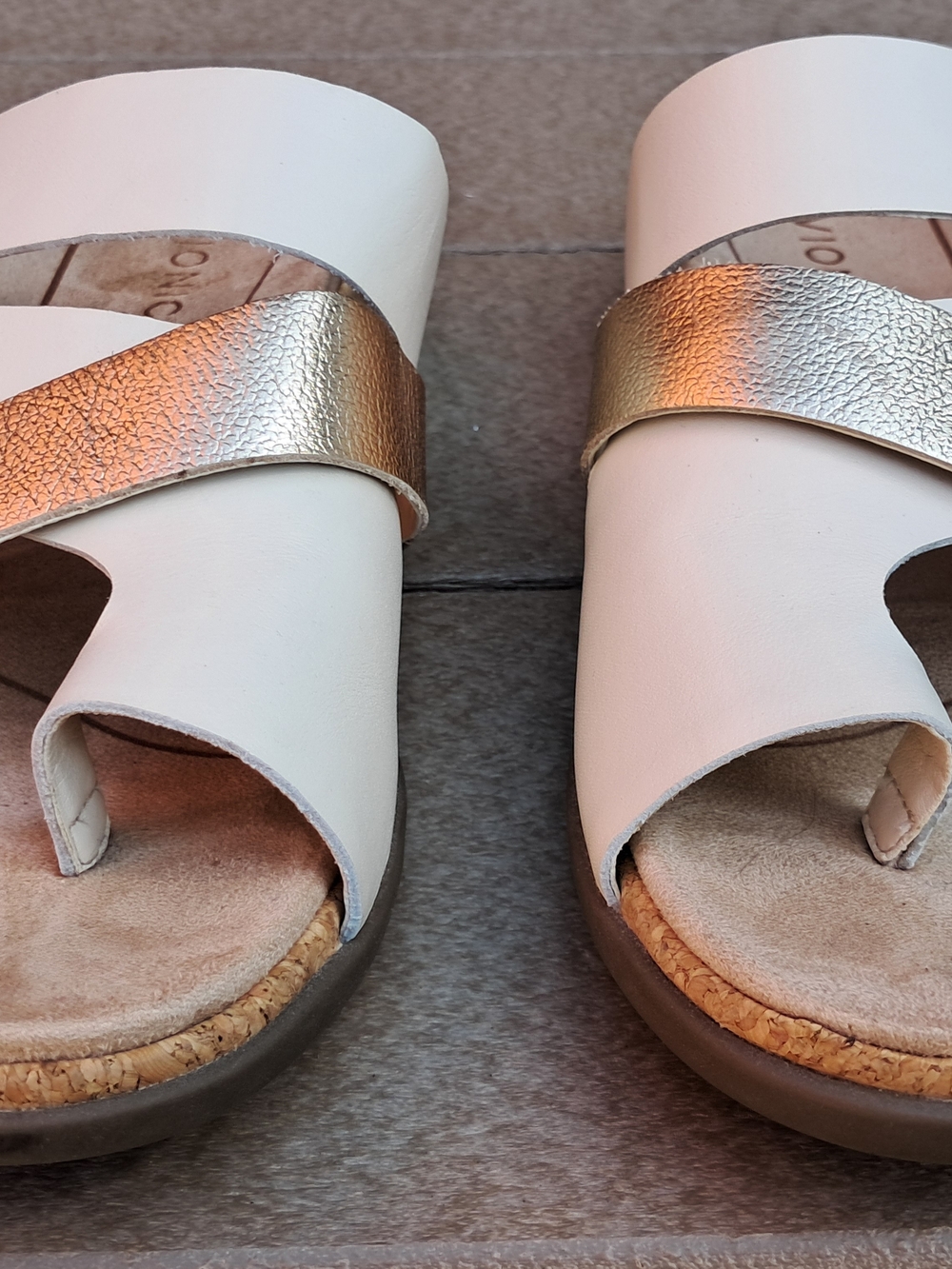 Vionic White Cream And Gold Women’s Sandals - Picture 7 of 9